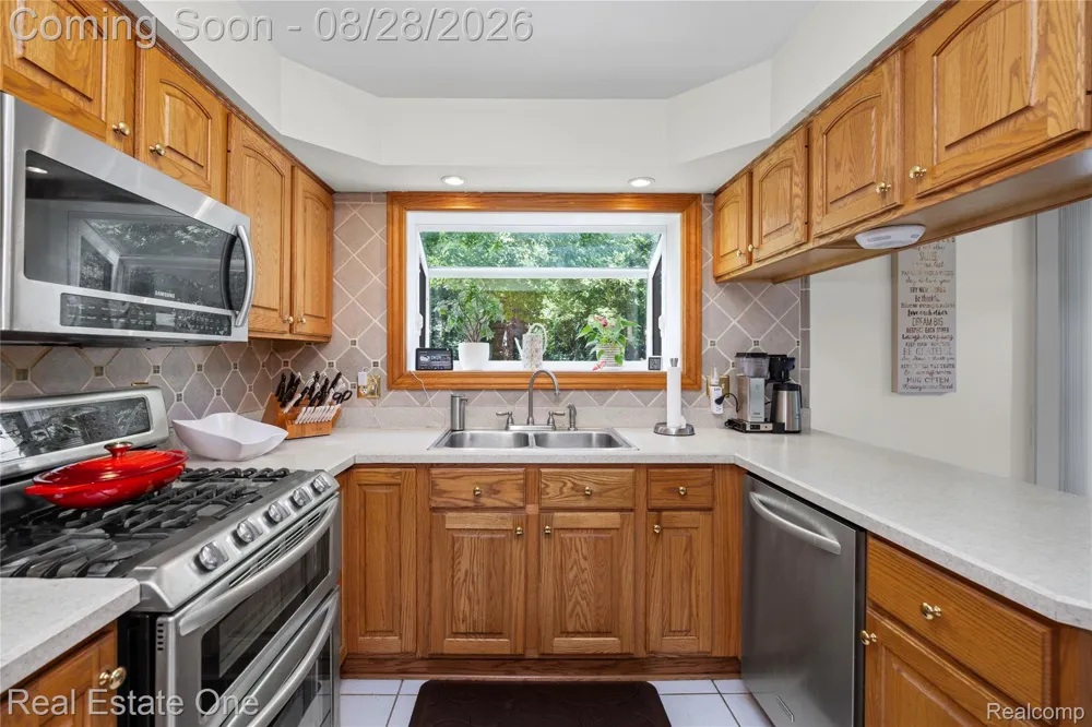 2222 Carpathian Drive West Bloomfield Charter Township, MI 48324