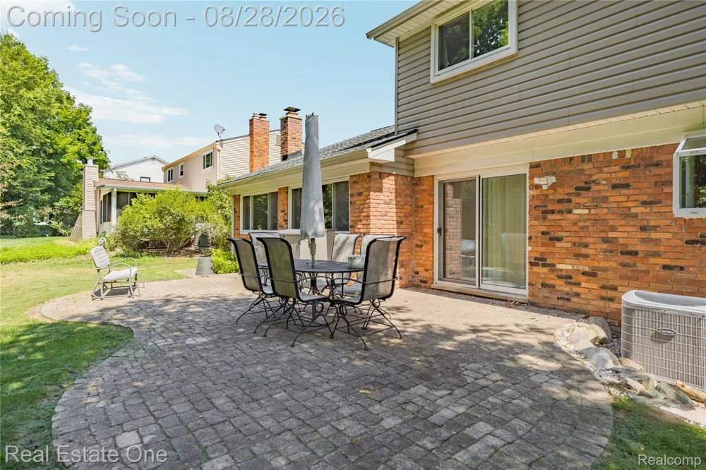 2222 Carpathian Drive West Bloomfield Charter Township, MI 48324