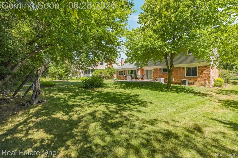 2222 Carpathian Drive West Bloomfield Charter Township, MI 48324