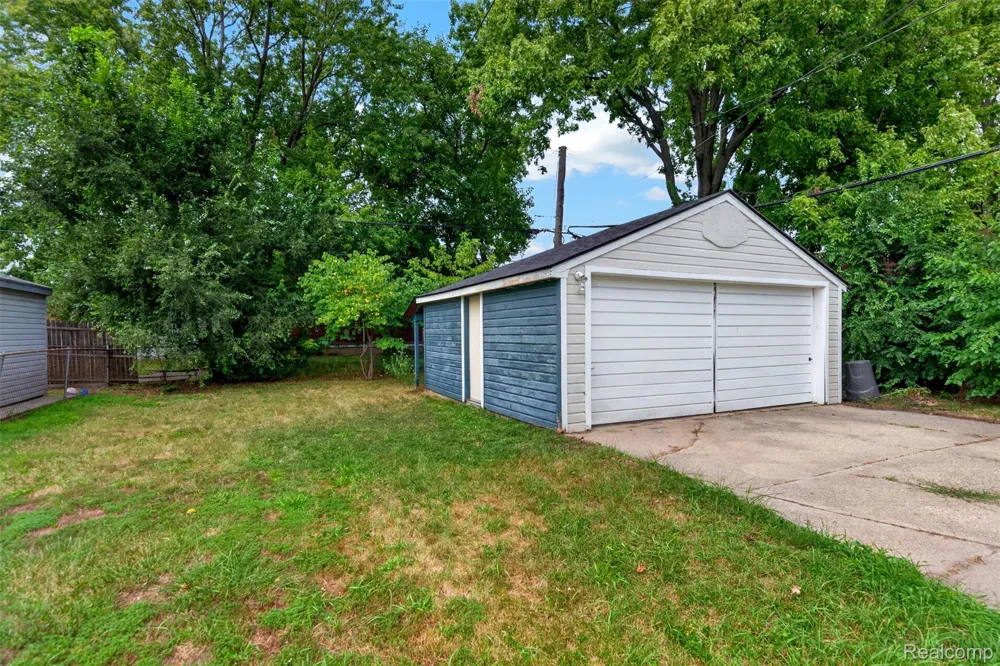 23833 Couzens Avenue Hazel Park City, MI 48030