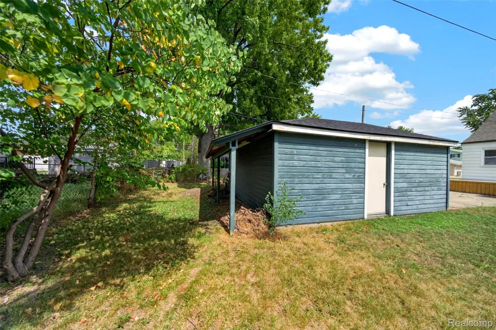 23833 Couzens Avenue Hazel Park City, MI 48030