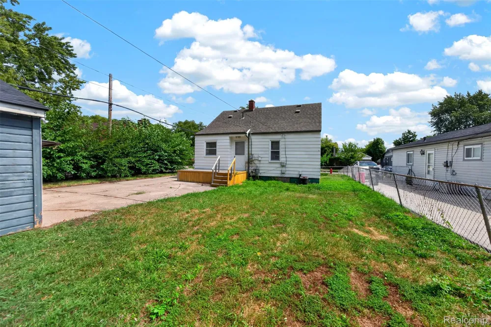 23833 Couzens Avenue Hazel Park City, MI 48030