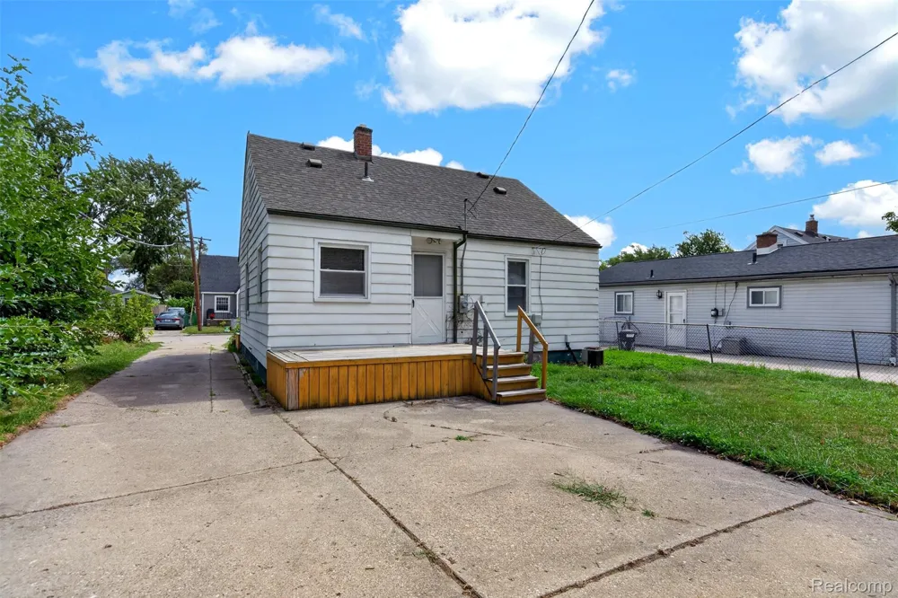 23833 Couzens Avenue Hazel Park City, MI 48030