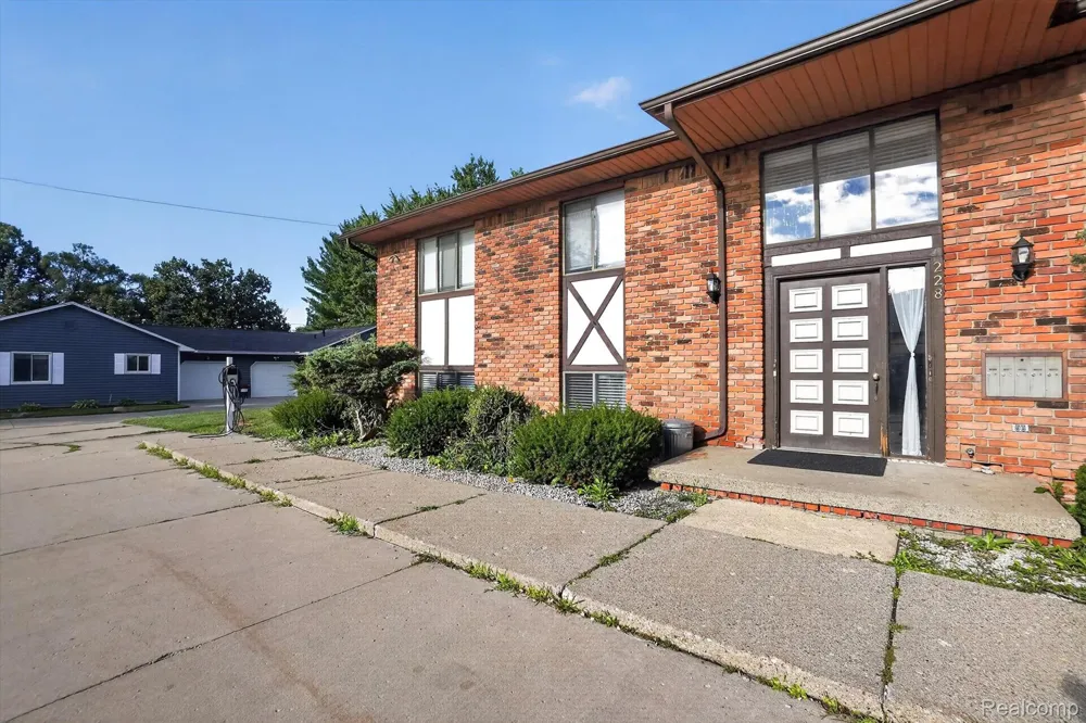228 W Hill Street Davison City, MI 48423