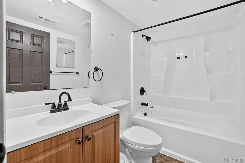 228 W Hill Street Davison City, MI 48423