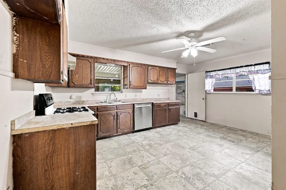 503 College Street Whitesboro, TX 76273