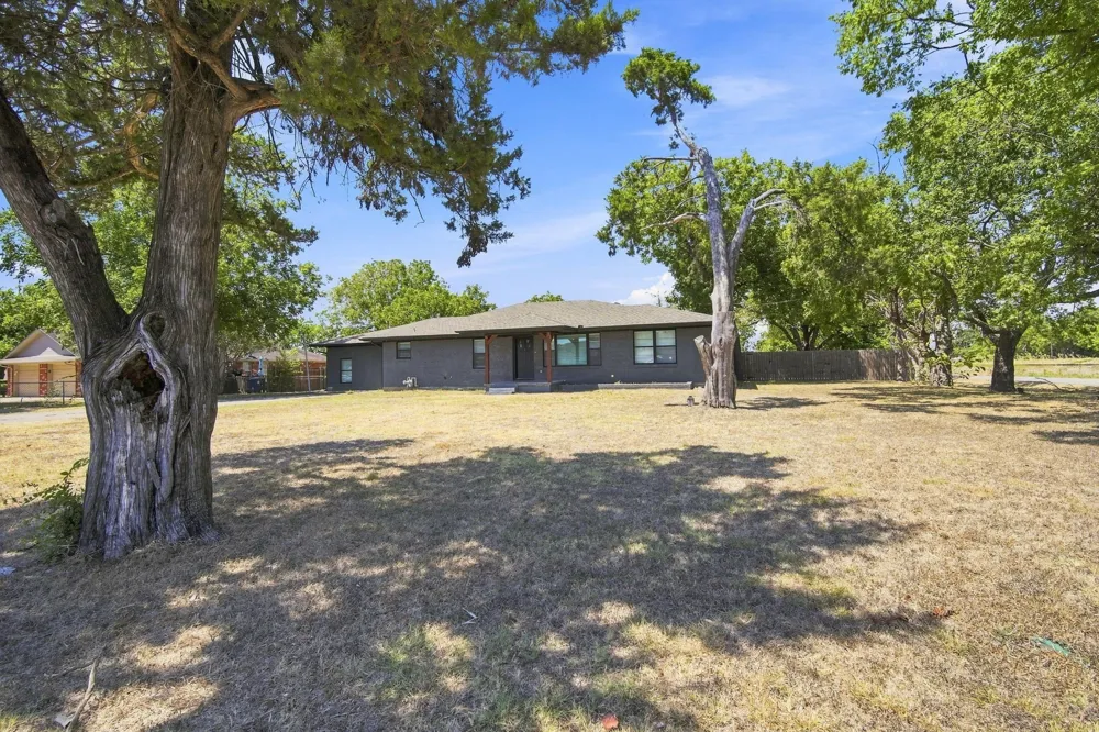 104 Casa Linda Drive Ennis, TX 75119