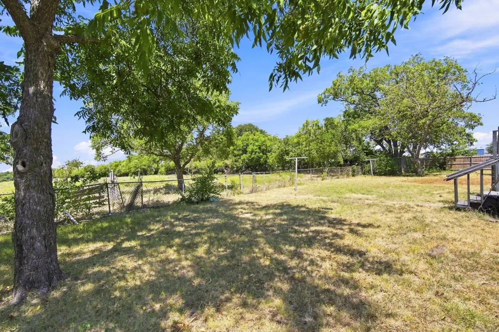 104 Casa Linda Drive Ennis, TX 75119