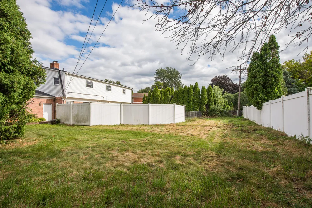 44026 Harmony Lane Belleville, MI 48111