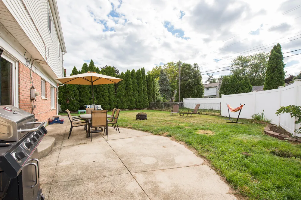 44026 Harmony Lane Belleville, MI 48111