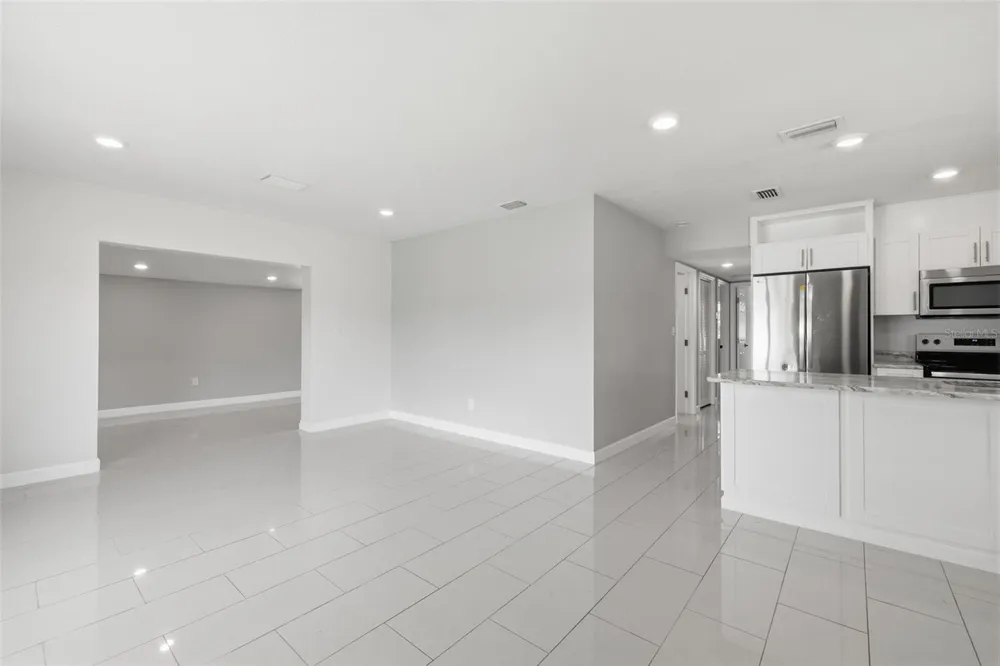 7806 TANGLEWOOD LANE Tampa, FL 33615