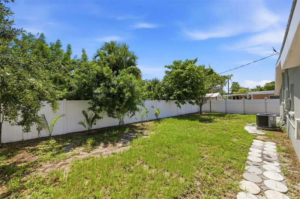 7806 TANGLEWOOD LANE Tampa, FL 33615
