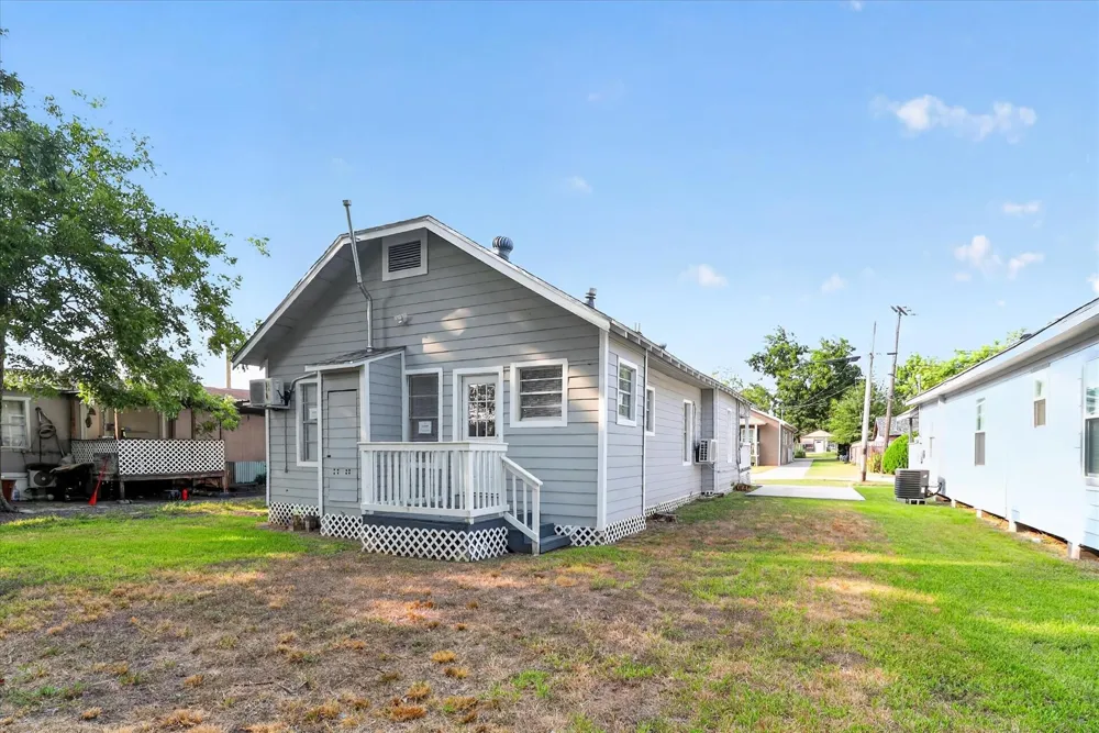 320 E Murrill Street Baytown, TX 77520