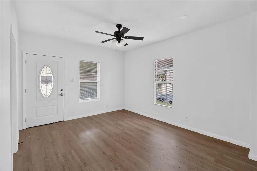 320 E Murrill Street Baytown, TX 77520