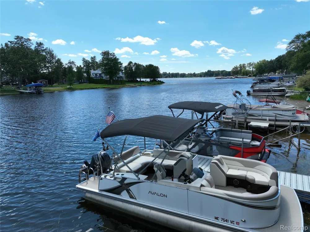 5307 Edgelake Drive Hamburg Township, MI 48169