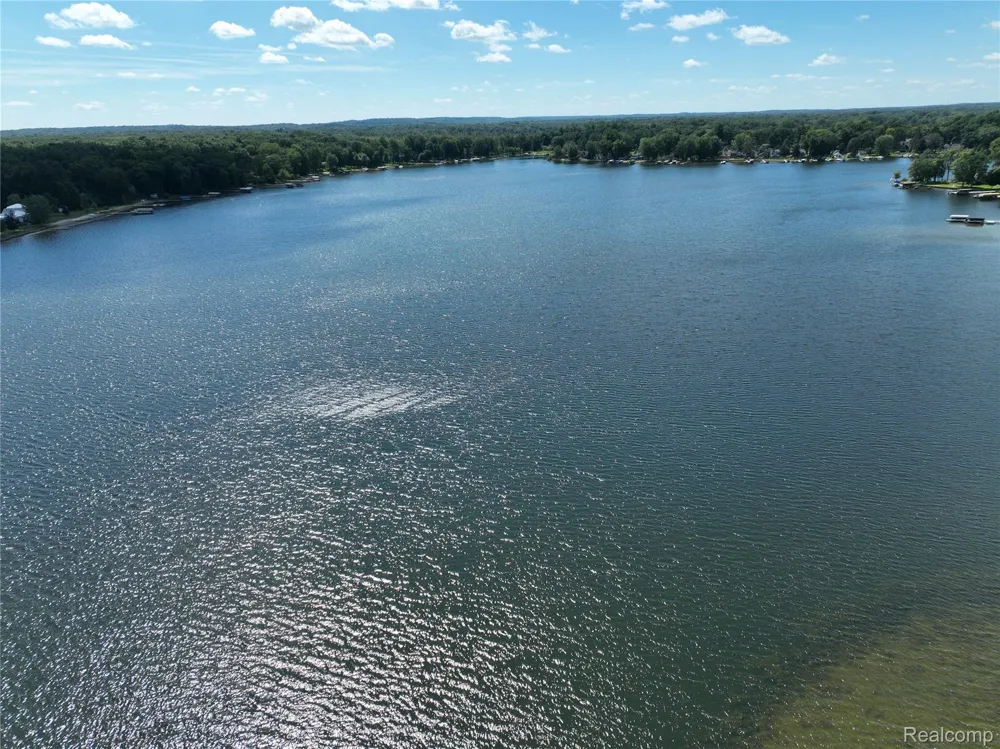 5307 Edgelake Drive Hamburg Township, MI 48169