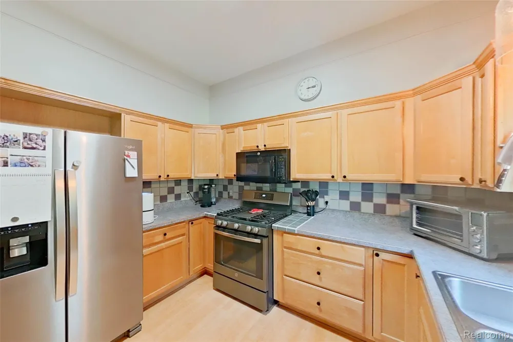 5307 Edgelake Drive Hamburg Township, MI 48169
