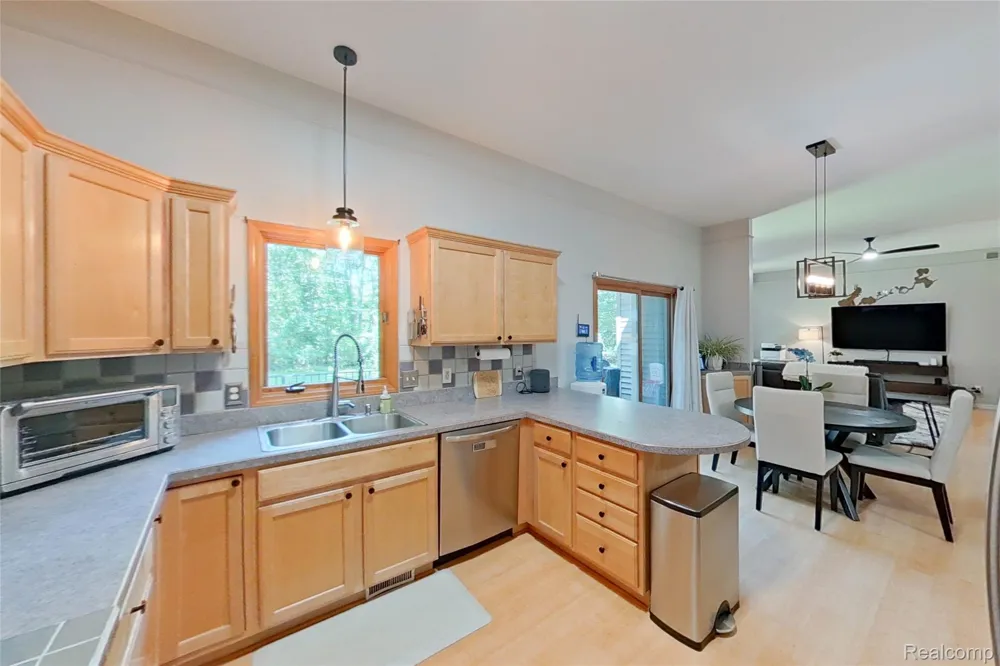 5307 Edgelake Drive Hamburg Township, MI 48169