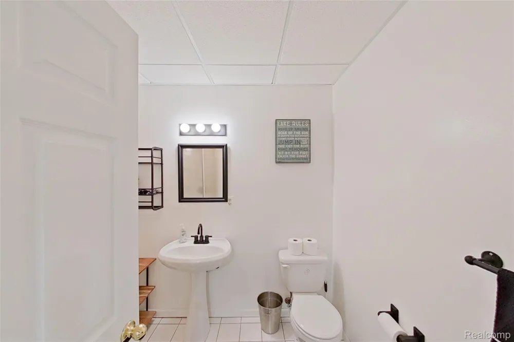 5307 Edgelake Drive Hamburg Township, MI 48169