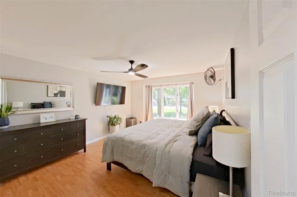 5307 Edgelake Drive Hamburg Township, MI 48169