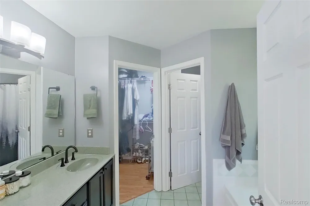 5307 Edgelake Drive Hamburg Township, MI 48169