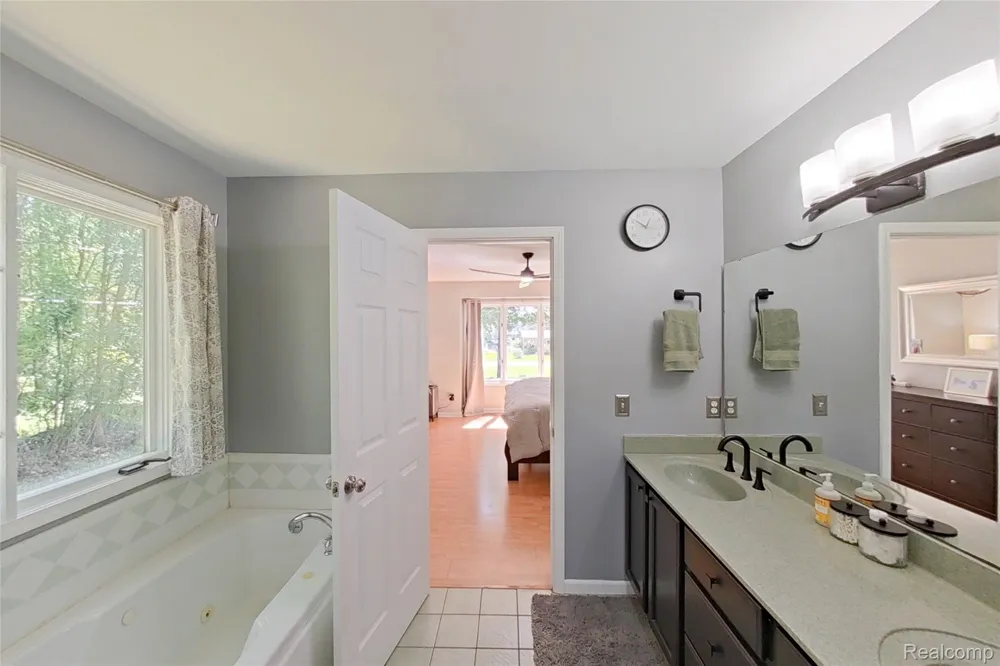 5307 Edgelake Drive Hamburg Township, MI 48169