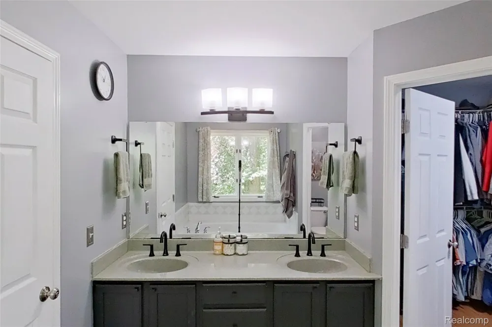 5307 Edgelake Drive Hamburg Township, MI 48169