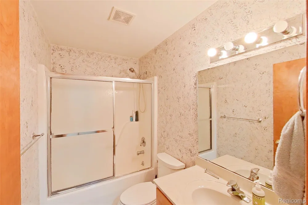 5307 Edgelake Drive Hamburg Township, MI 48169