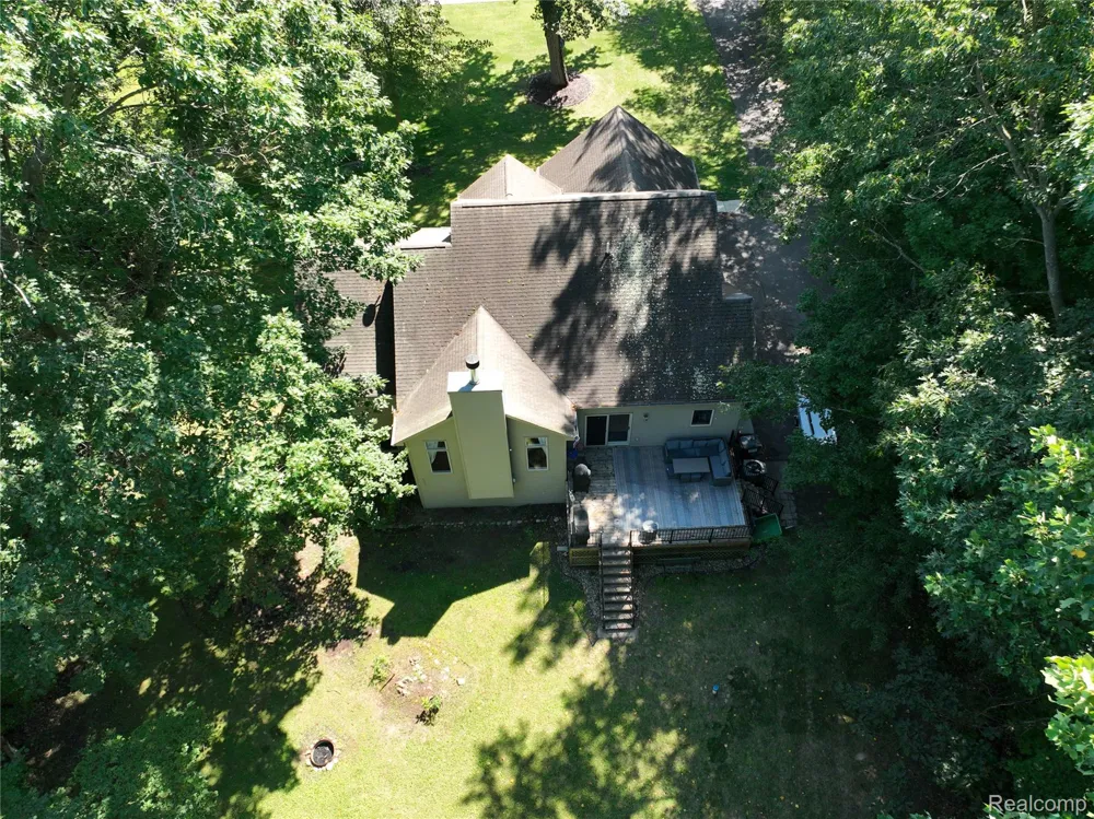 5307 Edgelake Drive Hamburg Township, MI 48169