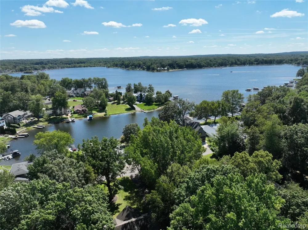 5307 Edgelake Drive Hamburg Township, MI 48169