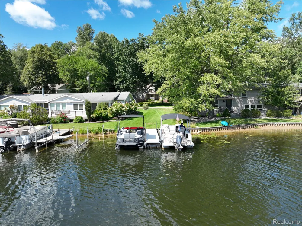 5307 Edgelake Drive Hamburg Township, MI 48169