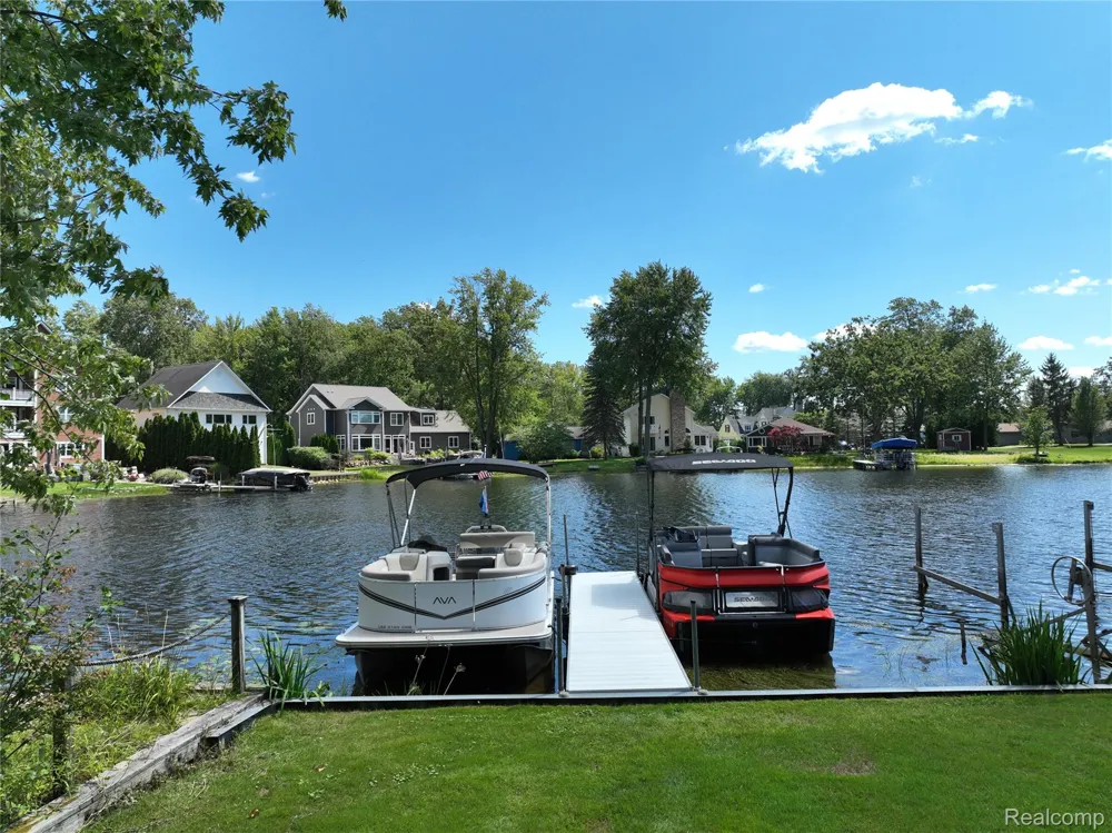 5307 Edgelake Drive Hamburg Township, MI 48169