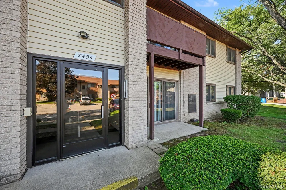 7494 Manor Circle #104 Westland City, MI 48185