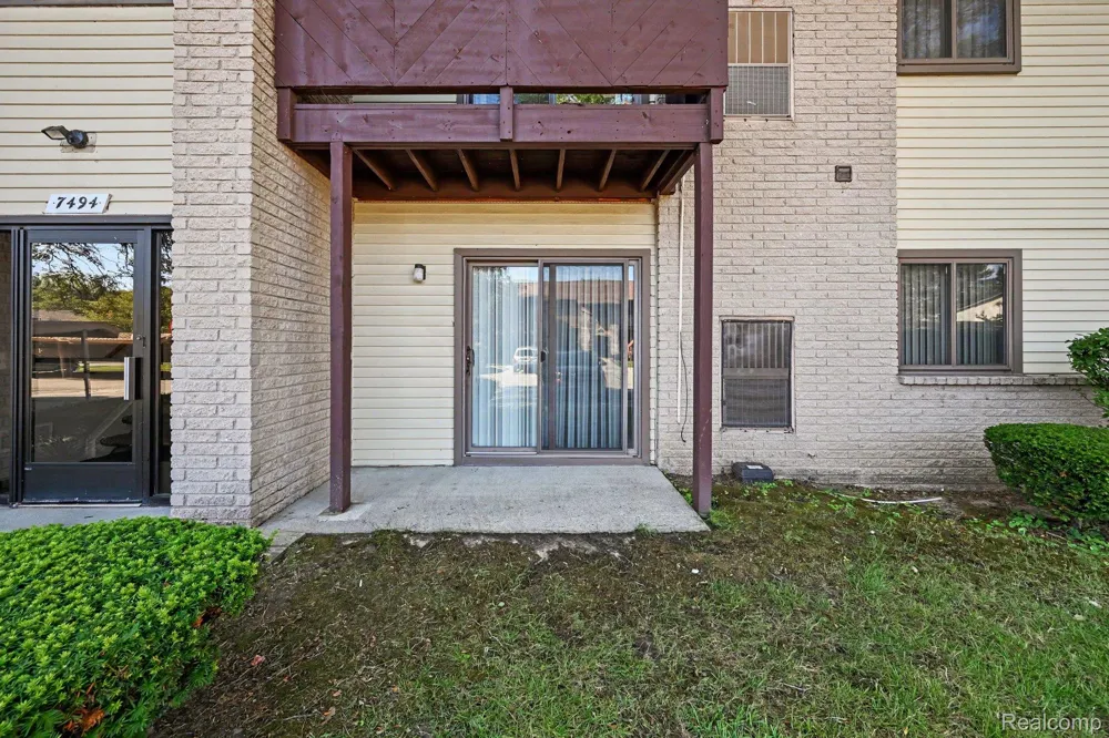 7494 Manor Circle #104 Westland City, MI 48185