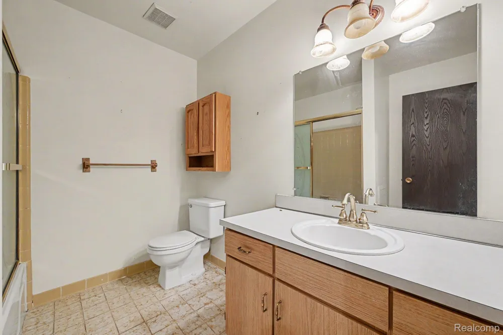 7494 Manor Circle #104 Westland City, MI 48185