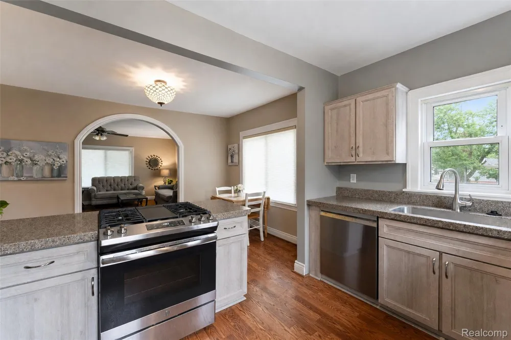 20403 Hugh Street Livonia City, MI 48152