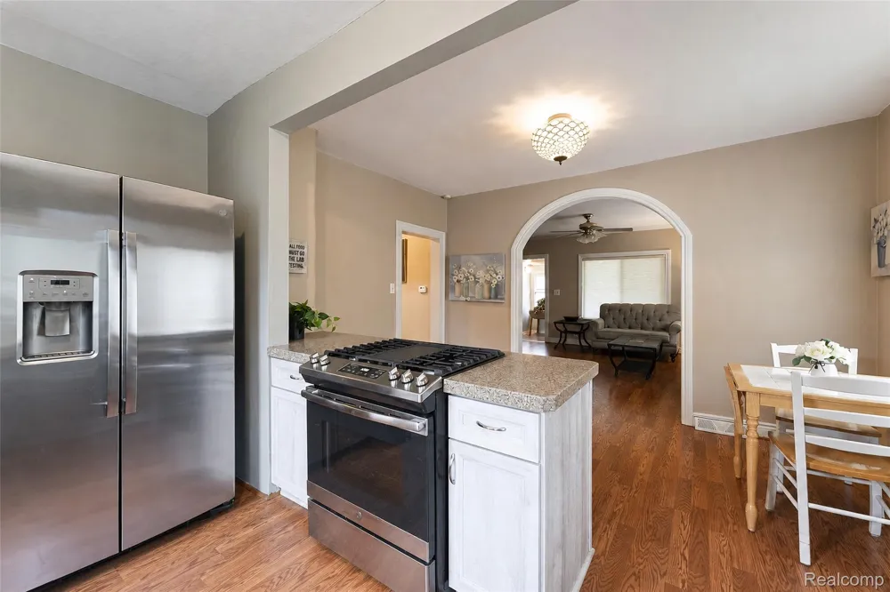 20403 Hugh Street Livonia City, MI 48152
