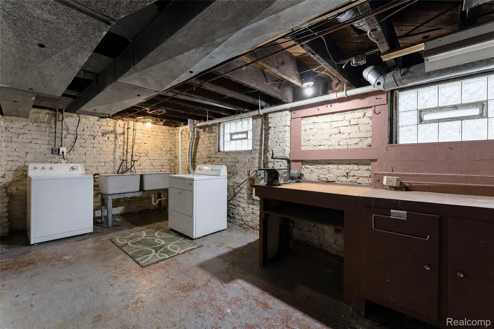 20403 Hugh Street Livonia City, MI 48152