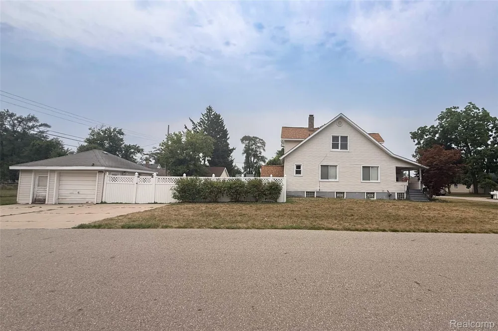 20403 Hugh Street Livonia City, MI 48152