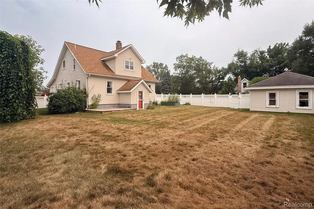 20403 Hugh Street Livonia City, MI 48152