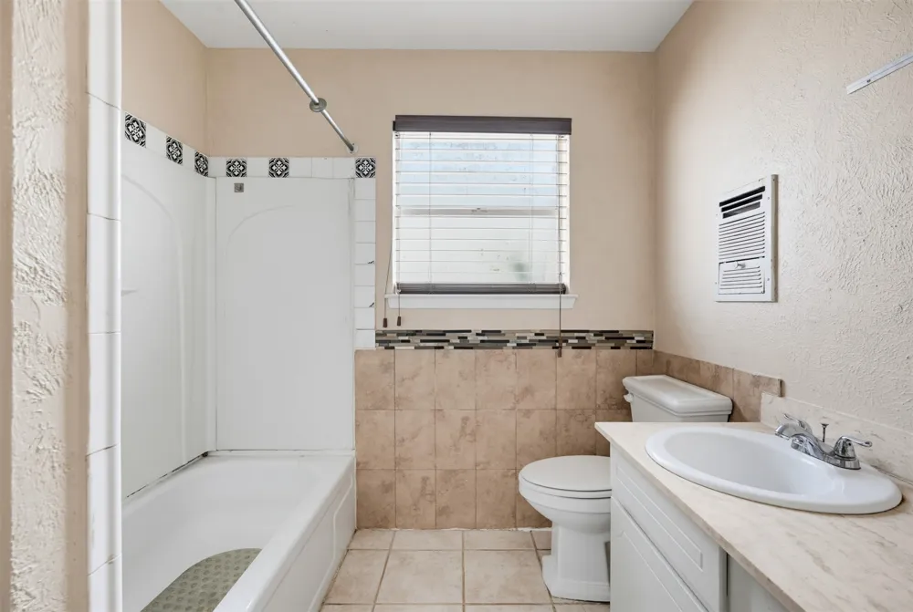 1208 E Timberview Lane Arlington, TX 76014