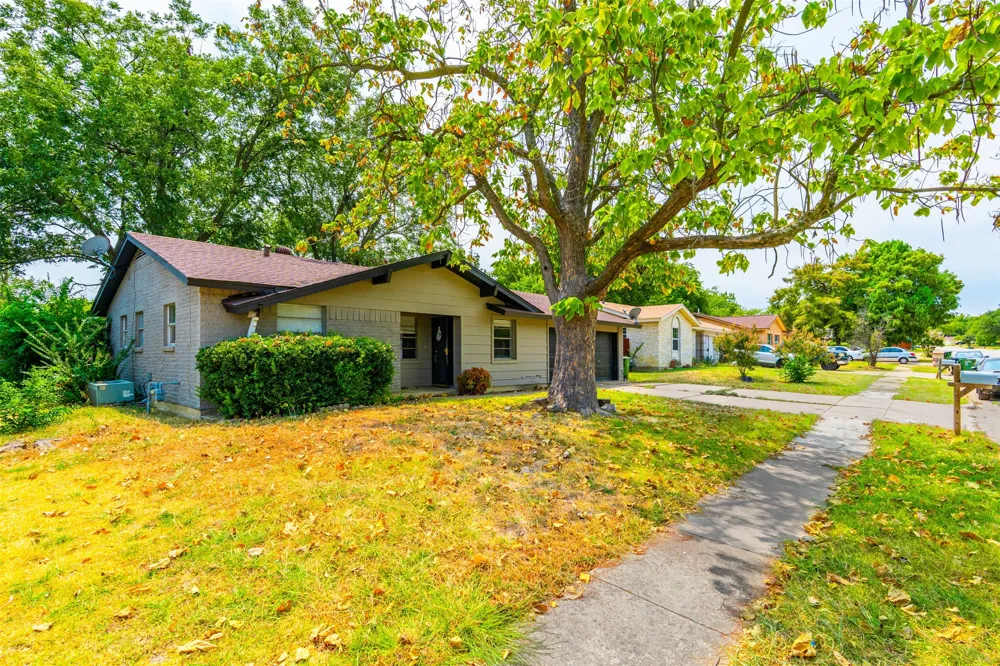 1208 E Timberview Lane Arlington, TX 76014