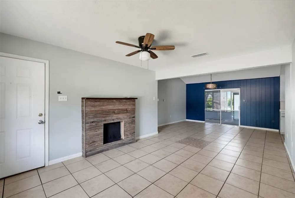 1208 E Timberview Lane Arlington, TX 76014