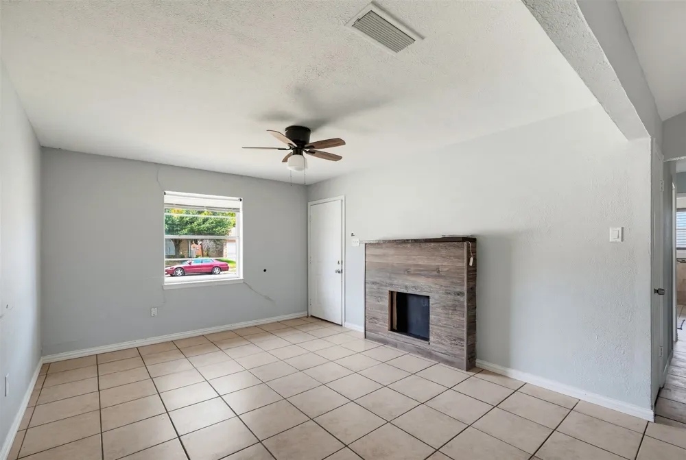 1208 E Timberview Lane Arlington, TX 76014