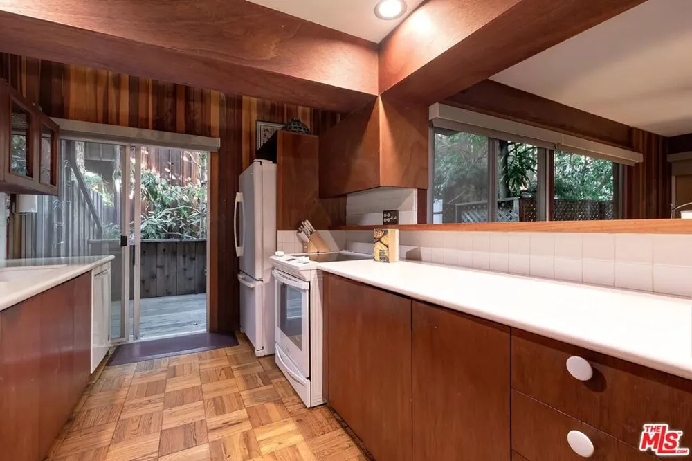 11616 Chenault Street #11 Los Angeles, CA 90049