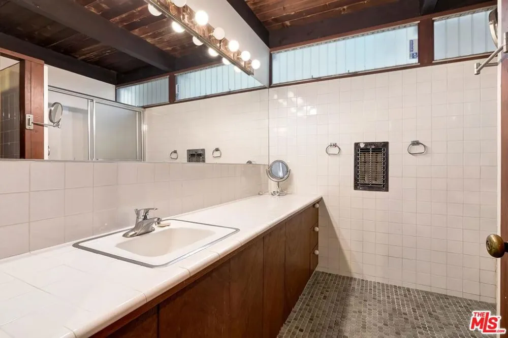 11616 Chenault Street #11 Los Angeles, CA 90049