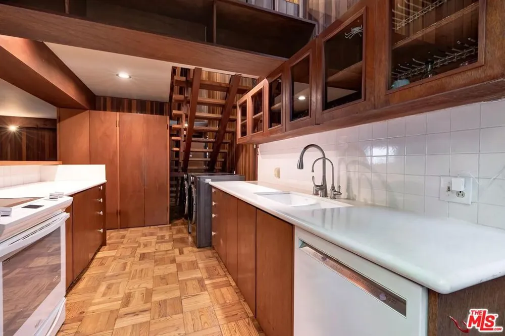 11616 Chenault Street #11 Los Angeles, CA 90049