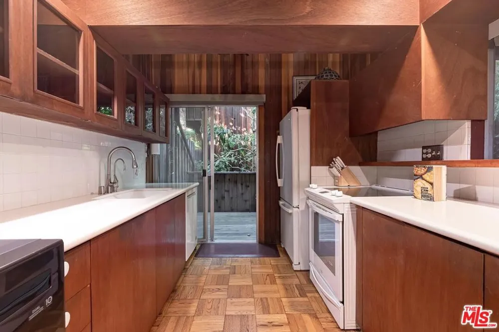 11616 Chenault Street #11 Los Angeles, CA 90049