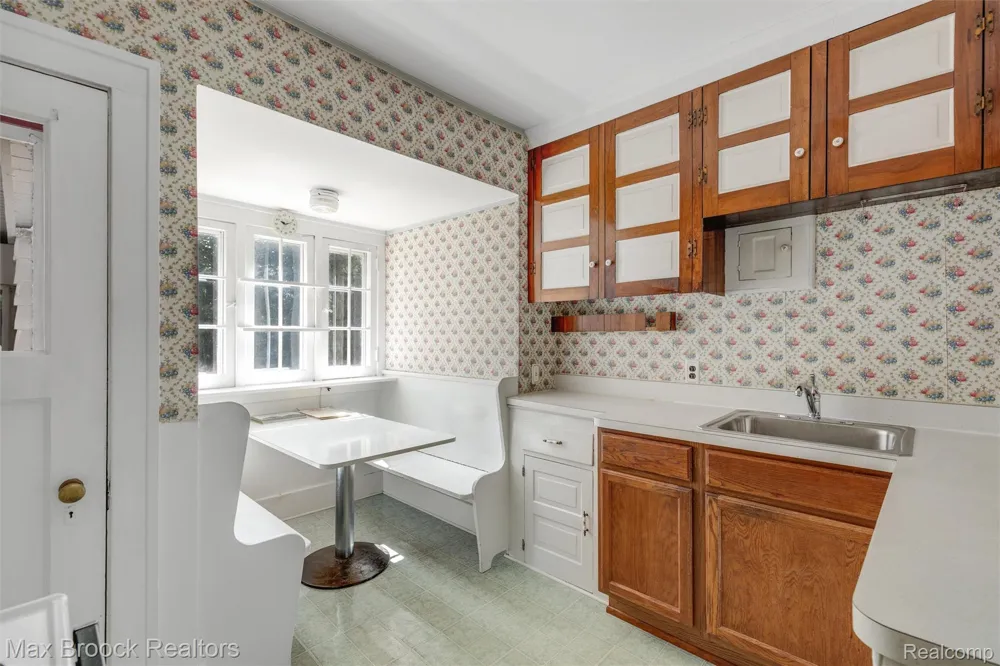 37 Hanover Road Pleasant Ridge City, MI 48069
