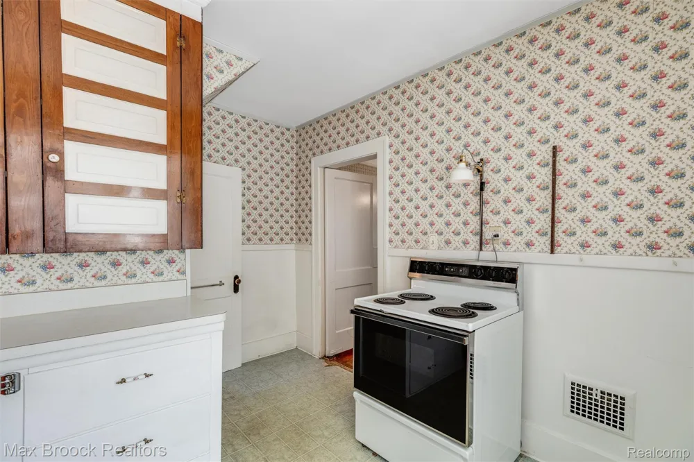 37 Hanover Road Pleasant Ridge City, MI 48069